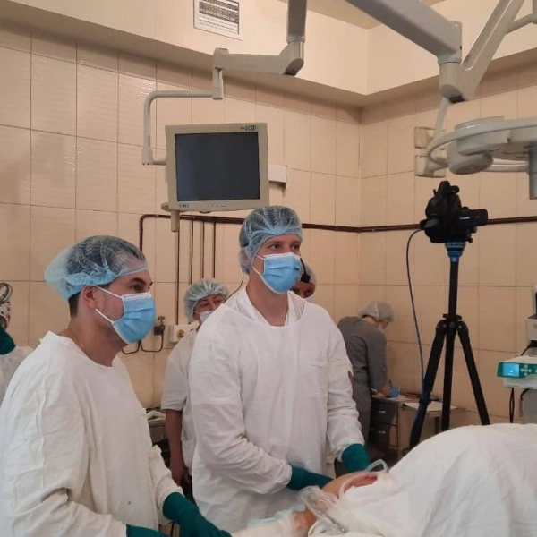 Врач-травматолог-ортопед Василий Строганов провел обучающие эндоскопические операции на суставах